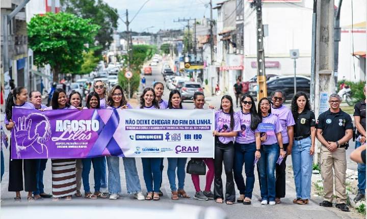 Adesivaço reforça ações do Agosto Lilás no Centro de Serrinha