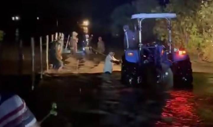 Ambulância com criança é arrastada por correnteza em Queimadas; moradores fazem resgate