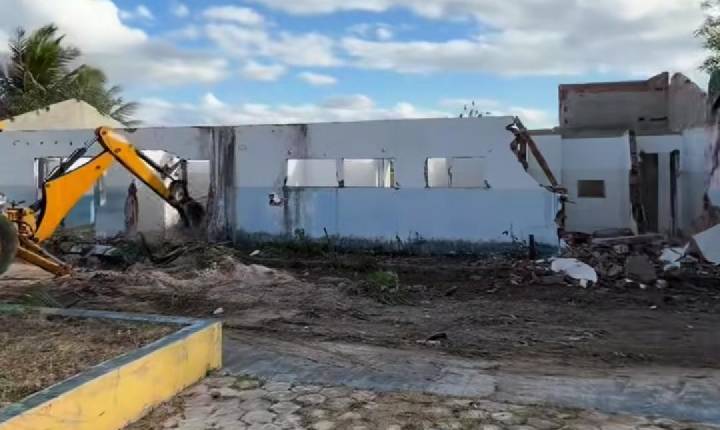 Antiga estrutura de posto de saúde em povoado de Serrinha é demolida para dar lugar a nova unidade