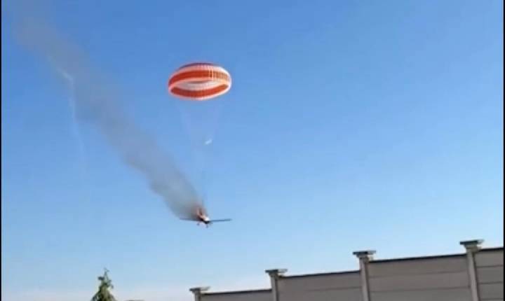 Avião pega fogo durante voo e cai em área de mata; piloto sobrevive após acionar paraquedas em MG