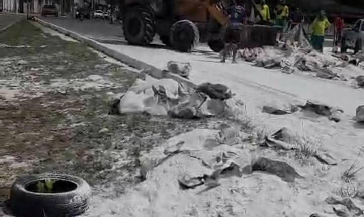 Caminhão carregado com gesso tomba na saída de Serrinha