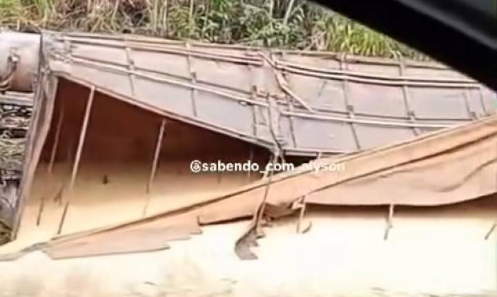 Caminhão carregado com soja tomba na BR-324; outro veículo também se envolveu no acidente