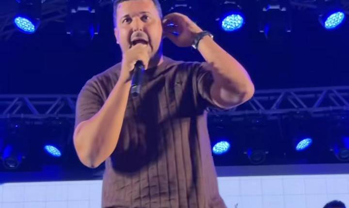 Cantor gospel Allef Souza destaca honra de cantar em Serrinha durante primeira noite do Louva