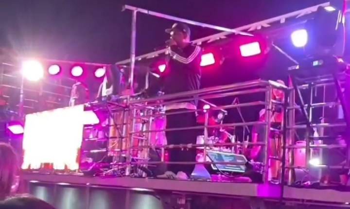 Cantor Márcio Victor interrompe show após ser atingido por pedaço de gelo durante festa em Santaluz