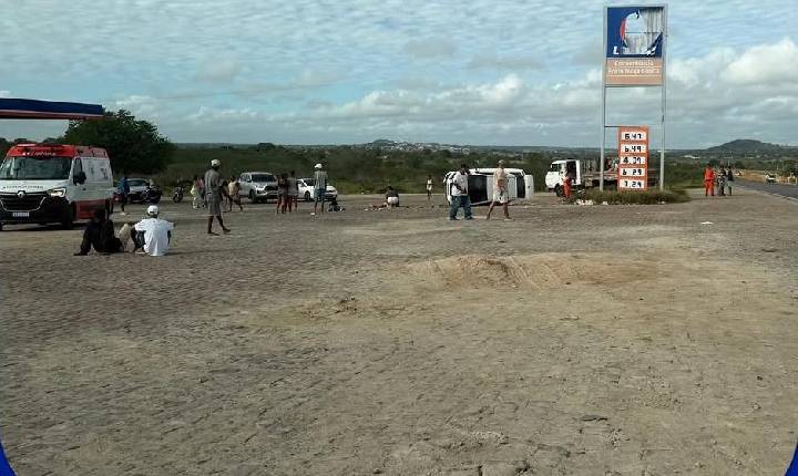 Capotamento na BR-116, em Santa Bárbara, provoca morte de criança e deixa mulher ferida
