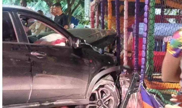 Carro atinge brinquedo infantil na Praça da Babilônia, em Conceição do Coité; motorista teria passado mal ao volante