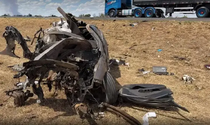 Carro fica destruído após bater de frente com carreta na Bahia; três pessoas morrem