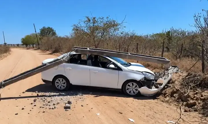 Carro sai da pista e atinge poste durante acidente em Conceição do Coité