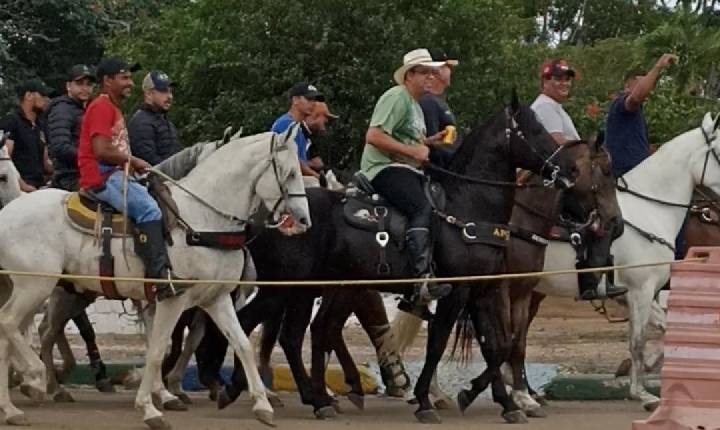 Centenas de fiéis participam da tradicional Cavalgada de Senhora Sant'Ana em Serrinha
