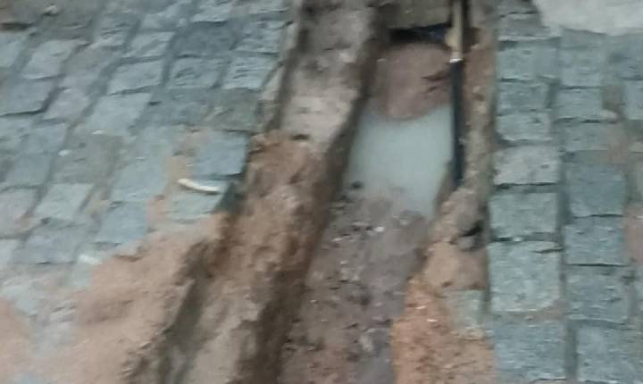 Chuva forte abre crateras em ruas de Serrinha após obras de esgotamento sanitário da Embasa