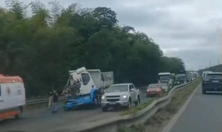 Colisão entre carreta e caminhão provoca lentidão na BR-324, próximo a Conceição do Jacuípe