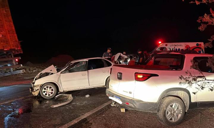 Colisão frontal deixa duas pessoas feridas na BR-116, em Serrinha