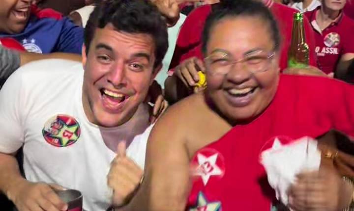 Com direito a piscina, trio elétrico e muito axé, prefeito Cyro comemora vitória de Lula em Serrinha