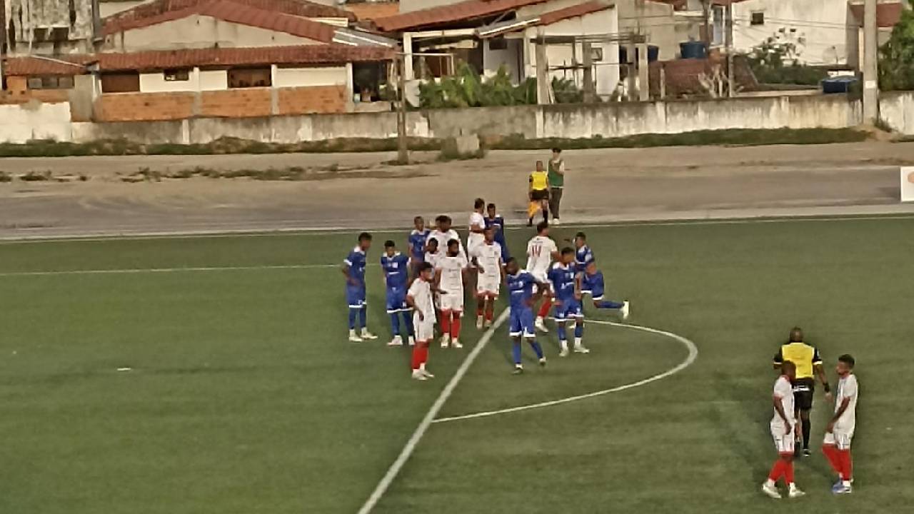 Com gols de zagueiros, Serrinha e Itapetinga empatam no jogo de ida das 8ªs de Final do Intermunicipal
