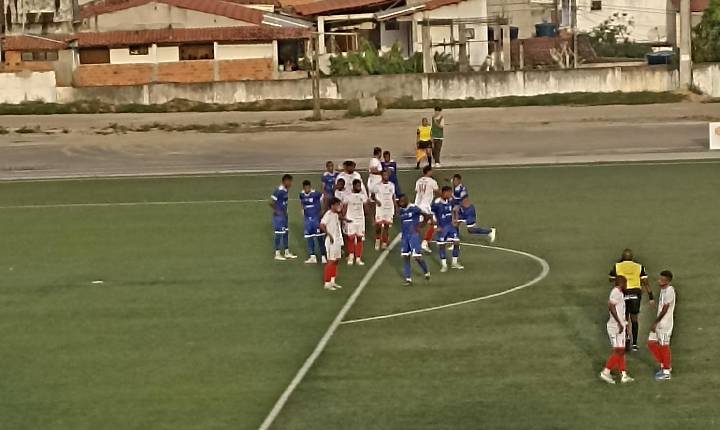 Com gols de zagueiros, Serrinha e Itapetinga empatam no jogo de ida das 8ªs de Final do Intermunicipal