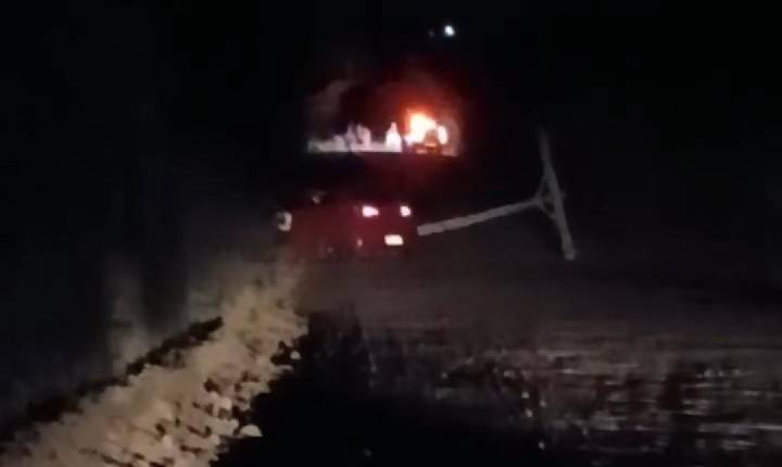 Criança fica ferida após carro bater em poste na zona rural de Barrocas