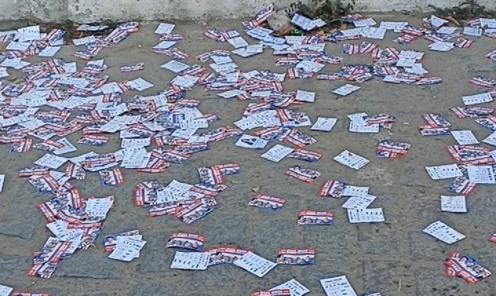 Crime eleitoral: ‘derramamento de santinhos’ deixa ruas de Serrinha sujas; Veja vídeo