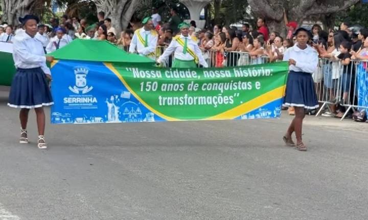Desfile de 7 de Setembro reúne escolas e grupos culturais na celebração dos 150 anos de Serrinha