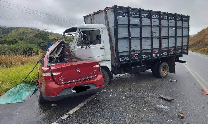 Duas pessoas morrem em colisão entre carro e caminhão na Bahia