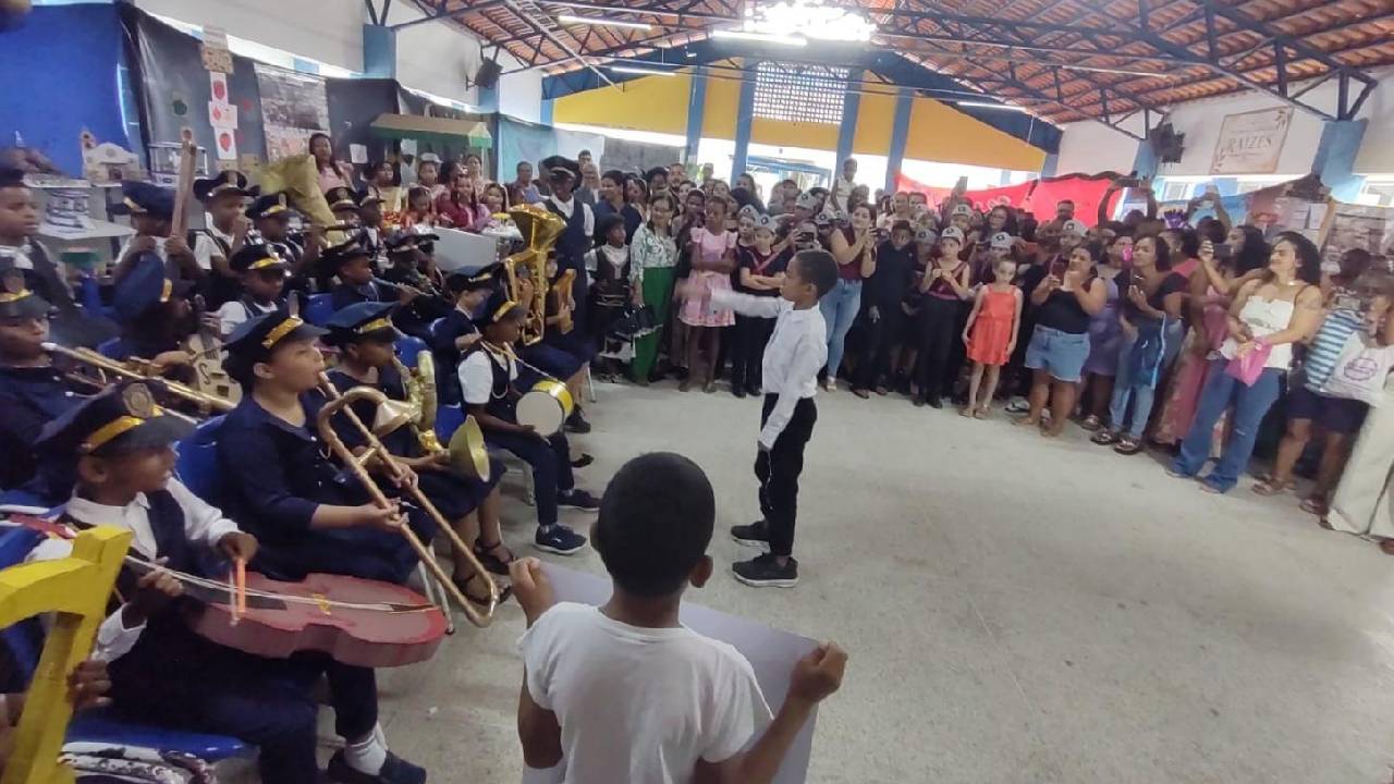 Filarmônica 30 de Junho é homenageada por alunos durante Feira Cultural de Escola Municipal em Serrinha