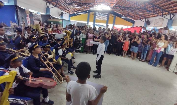 Filarmônica 30 de Junho é homenageada por alunos durante Feira Cultural de Escola Municipal em Serrinha