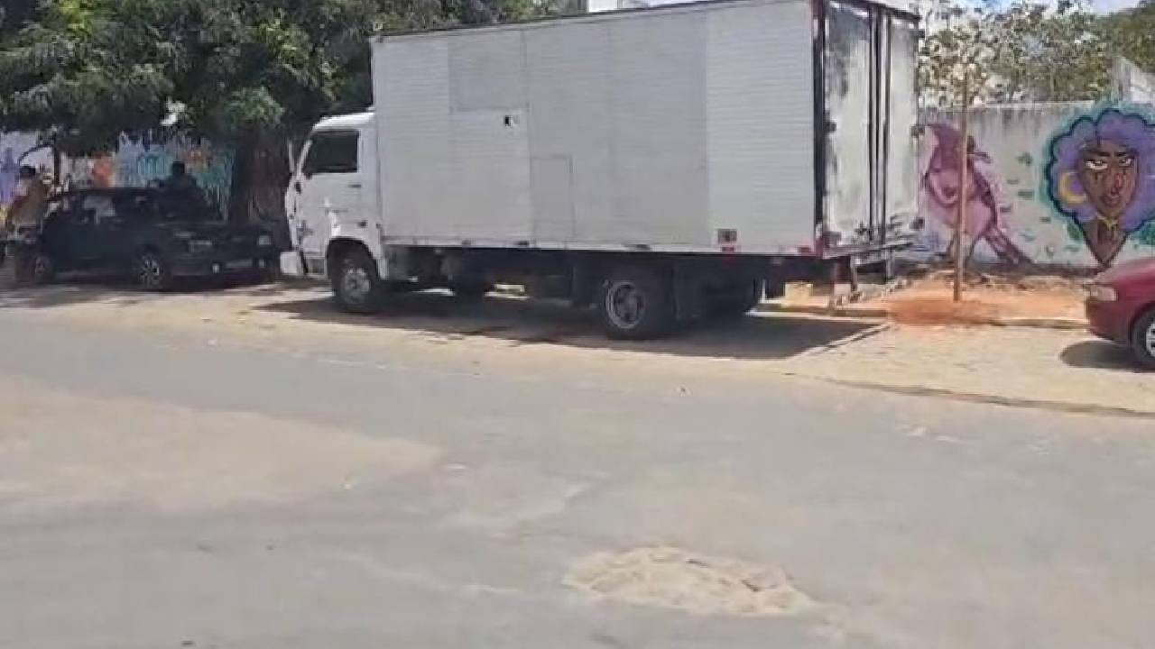 Fiscalização barra entrada de dois caminhões de ambulantes não autorizados no circuito da Micareta de Serrinha