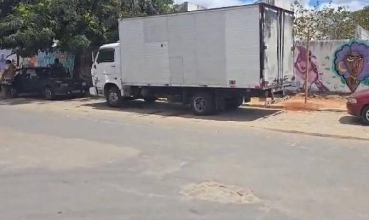 Fiscalização barra entrada de dois caminhões de ambulantes não autorizados no circuito da Micareta de Serrinha