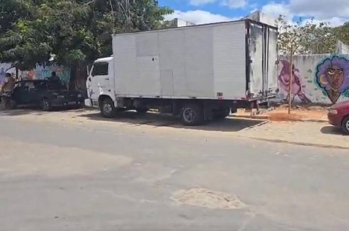 Fiscalização barra entrada de dois caminhões de ambulantes não autorizados no circuito da Micareta de Serrinha