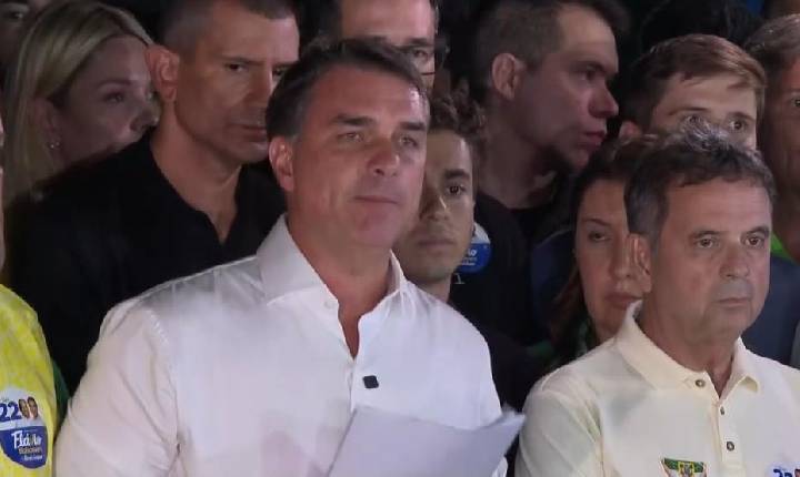Flávio Bolsonaro contesta eleição após sua campanha também pedir prorrogação da votação