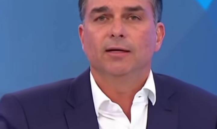 Flávio Bolsonaro deixa o Brasil e chega aos EUA após descumprir ordem de entregar passaporte