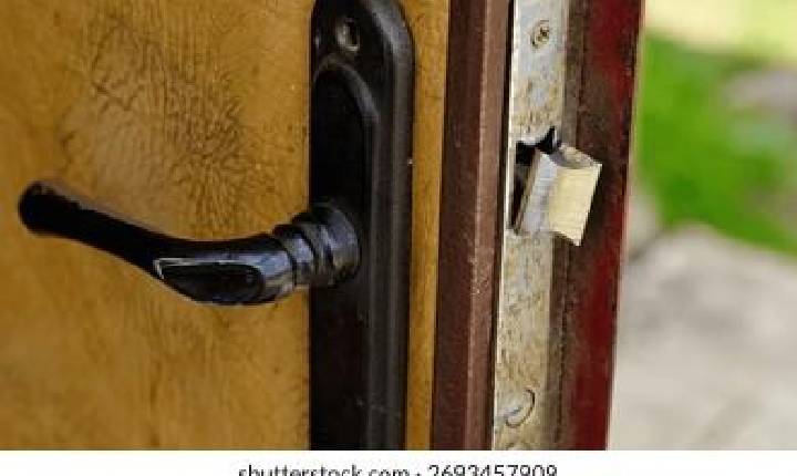 Homem é conduzido à delegacia após ameaçar companheira e quebrar porta de casa em Serrinha