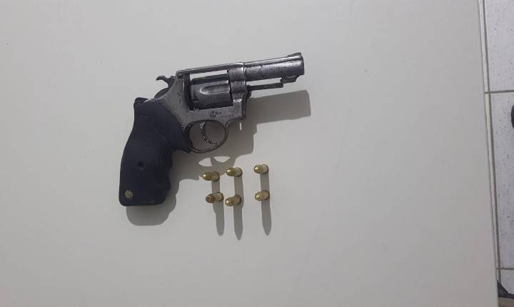 Homem é detido após arma ser encontrada durante abordagem policial em Serrinha