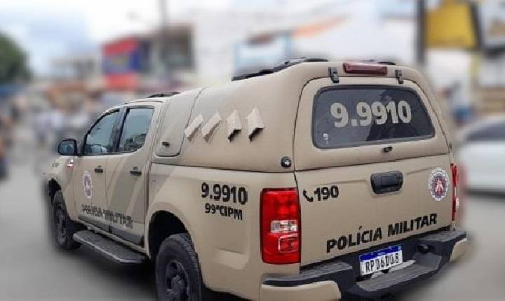 Homem é detido após desacatar policiais e resistir à prisão durante ocorrência em Serrinha