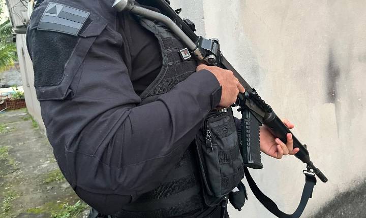 Homem é preso preventivamente por suspeita de tentativa de feminicídio em Serrinha