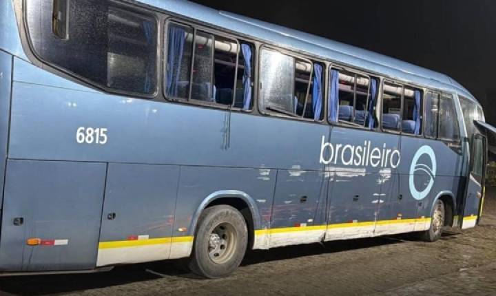 Homem furta ônibus em rodoviária, provoca acidentes e é localizado após fuga na Bahia