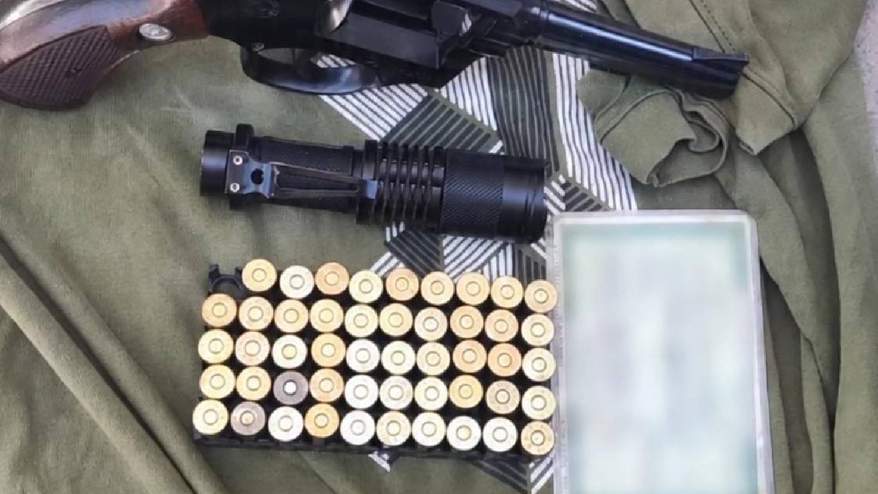 Homem procurado por homicídio em MG é preso com revólver e munições em rodoviária de Serrinha
