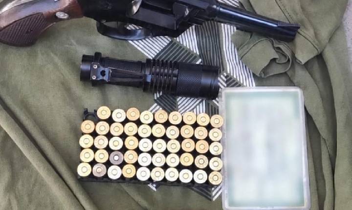 Homem procurado por homicídio em MG é preso com revólver e munições em rodoviária de Serrinha