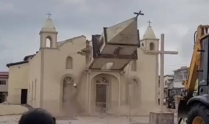 Igreja Matriz de Retirolândia começa a ser demolida após mais de 80 anos de história