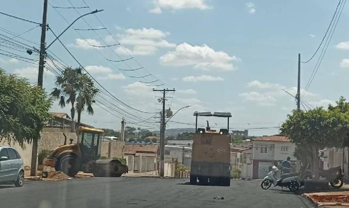Importante rua em Serrinha recebe pavimentação asfáltica e amplia corredor de acesso entre a região da Morena Bela e a BR-116 Norte