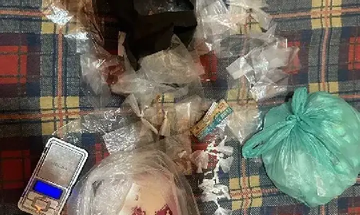 Jovem é levado à delegacia após apreensão de cocaína e materiais usados para embalar drogas em Valente