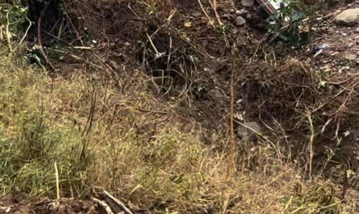 Lixo acumulado impede escoamento da água e provoca alagamentos na Colina das Mangueiras, em Serrinha; Veja vídeo