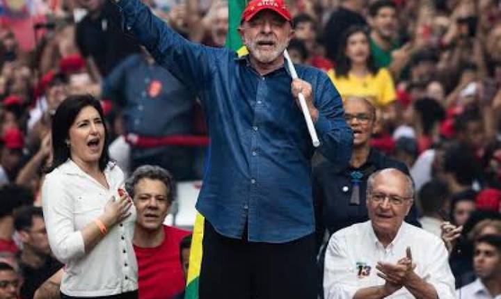 Lula faz história, vence eleição de virada e é reeleito presidente da República