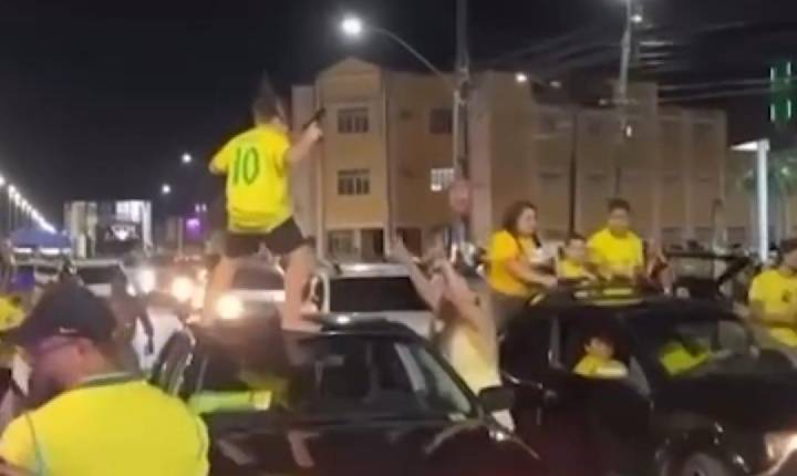 Mãe procura Justiça após filho aparecer com arma de brinquedo em comemoração política