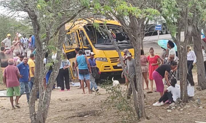 Moradores do povoado Cabeça da Vaca cobram medidas de segurança após acidente entre ônibus escolar e carreta na BR-116 Norte