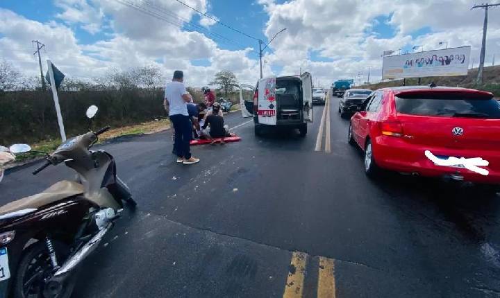 Motociclista fica ferida após colidir na traseira de carro na BA-409, entre Coité e Serrinha