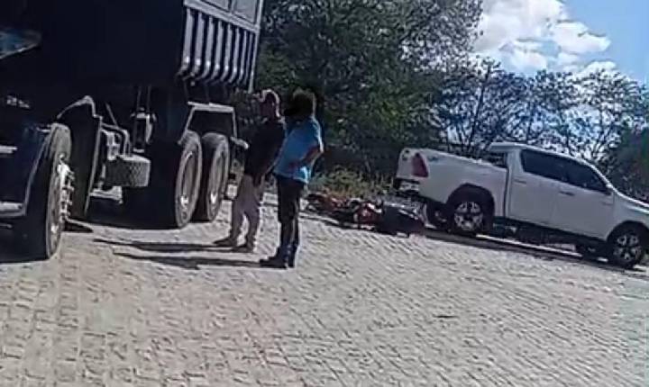 Motociclista fica ferido após colisão com caçamba na BR-116, em Serrinha