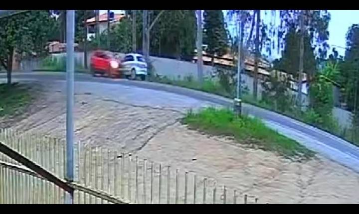 Motorista de veículo atingido por outro carro em Serrinha aguarda regulação