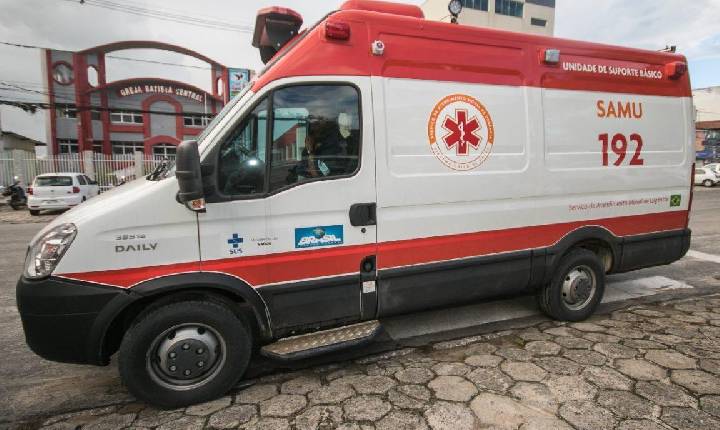 Motorista fica preso às ferragens após bater em caminhão parado na BR-116, em Teofilândia