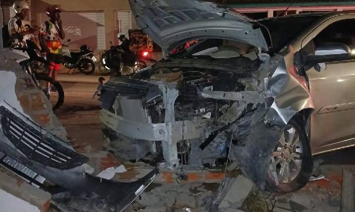 Motorista morre após carro atingir moto e colidir contra parede em Coité; Suspeita é de mau súbito