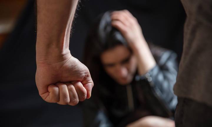 Mulher denuncia companheiro por agressão na frente dos três filhos em Serrinha